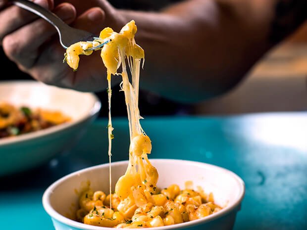 what can you eat with mac and cheese