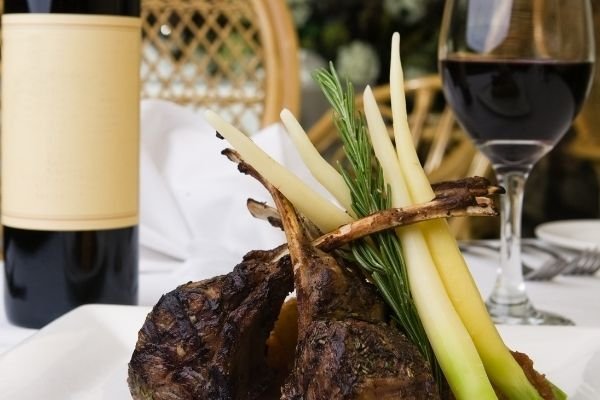 lamb chops with red wine and rosemary sauce
